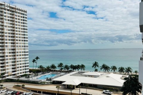 Condo in Hallandale Beach, Florida, 1 bedroom № 2028307 - photo 2