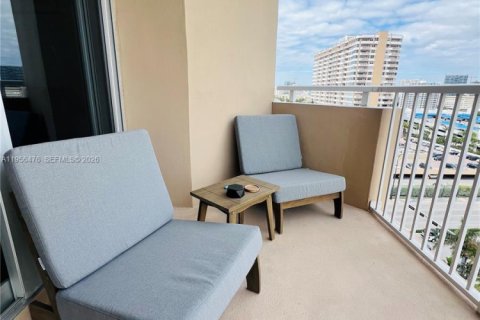 Condo in Hallandale Beach, Florida, 1 bedroom № 2028307 - photo 17