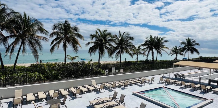 Condo in Hallandale Beach, Florida, 1 bedroom № 2028307