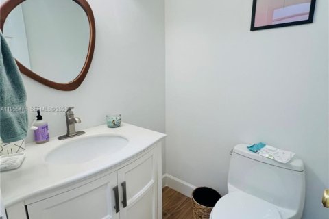 Condo in Hallandale Beach, Florida, 1 bedroom № 2028307 - photo 28