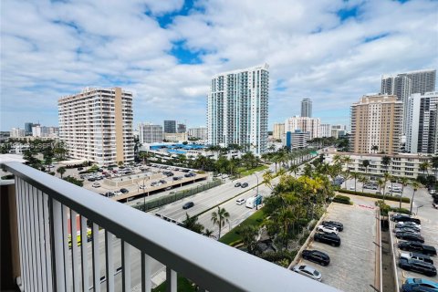 Condo in Hallandale Beach, Florida, 1 bedroom № 2028307 - photo 14