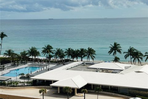 Condo in Hallandale Beach, Florida, 1 bedroom № 2028307 - photo 15