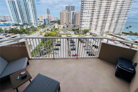 Condo in Hallandale Beach, Florida, 1 bedroom № 2028307 - photo 18