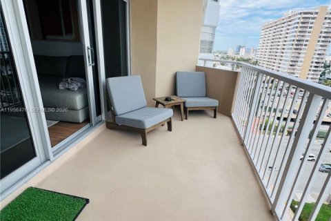 Condo in Hallandale Beach, Florida, 1 bedroom № 2028307 - photo 13
