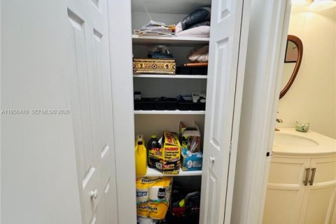 Condo in Hallandale Beach, Florida, 1 bedroom № 2028307 - photo 30