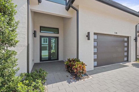 House in Hollywood, Florida 5 bedrooms, 395.95 sq.m. № 2027856 - photo 6