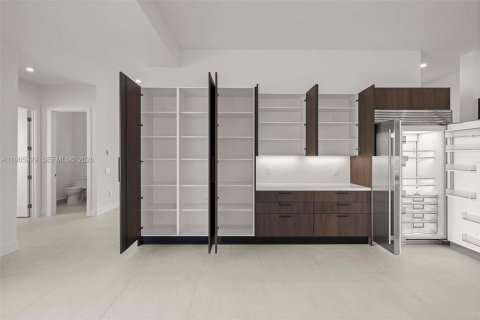 House in Hollywood, Florida 5 bedrooms, 395.95 sq.m. № 2027856 - photo 28