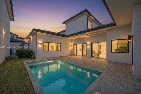 House in Hollywood, Florida 5 bedrooms, 395.95 sq.m. № 2027856