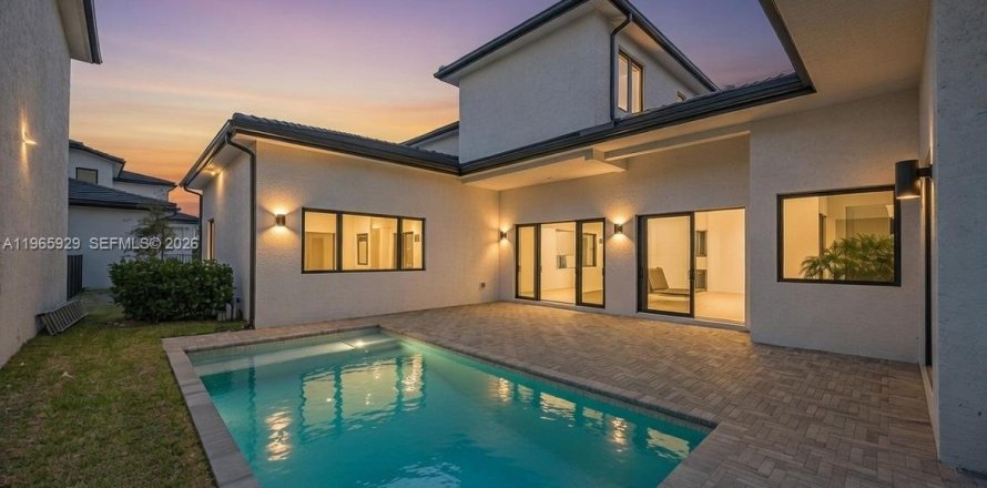 House in Hollywood, Florida 5 bedrooms, 395.95 sq.m. № 2027856