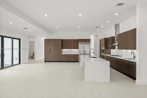 House in Hollywood, Florida 5 bedrooms, 395.95 sq.m. № 2027856 - photo 25