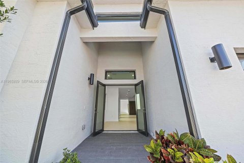 House in Hollywood, Florida 5 bedrooms, 395.95 sq.m. № 2027856 - photo 7