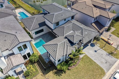 House in Hollywood, Florida 5 bedrooms, 395.95 sq.m. № 2027856 - photo 3