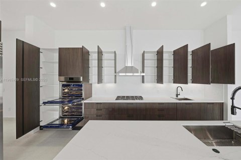 House in Hollywood, Florida 5 bedrooms, 395.95 sq.m. № 2027856 - photo 29