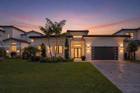 House in Hollywood, Florida 5 bedrooms, 395.95 sq.m. № 2027856 - photo 5