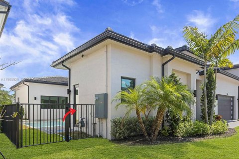 House in Hollywood, Florida 5 bedrooms, 395.95 sq.m. № 2027856 - photo 14