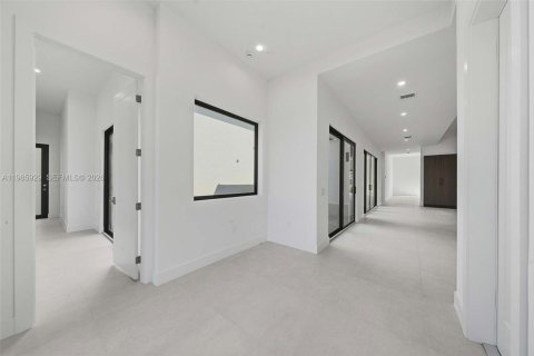 House in Hollywood, Florida 5 bedrooms, 395.95 sq.m. № 2027856 - photo 10