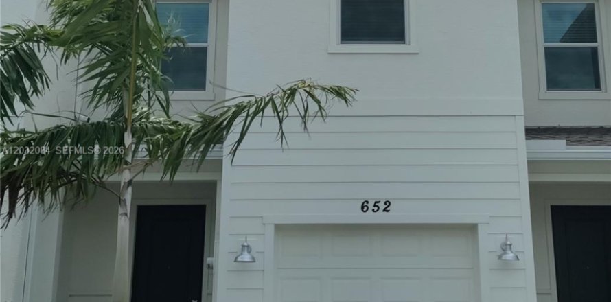 Townhouse in Port St. Lucie, Florida 3 bedrooms, 151.9 sq.m. № 2088434