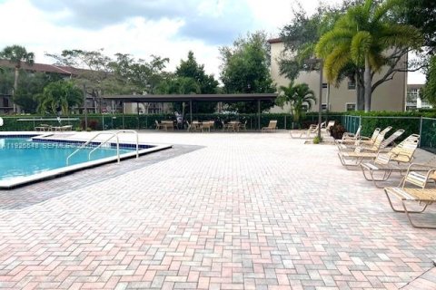 Снять в аренду кондоминиум в Пемброк-Пайнс, Флорида 1 спальня, 75.34м2, № 1986019 - фото 17