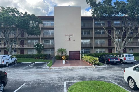 Снять в аренду кондоминиум в Пемброк-Пайнс, Флорида 1 спальня, 75.34м2, № 1986019 - фото 1