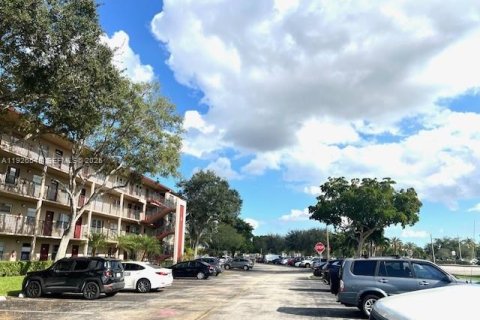 Снять в аренду кондоминиум в Пемброк-Пайнс, Флорида 1 спальня, 75.34м2, № 1986019 - фото 26