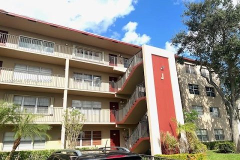 Снять в аренду кондоминиум в Пемброк-Пайнс, Флорида 1 спальня, 75.34м2, № 1986019 - фото 3