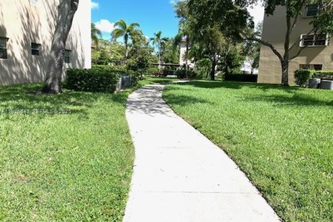 Снять в аренду кондоминиум в Пемброк-Пайнс, Флорида 1 спальня, 75.34м2, № 1986019 - фото 28