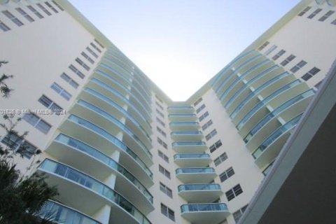 Condo in Hollywood, Florida, 1 bedroom  № 1963312 - photo 2