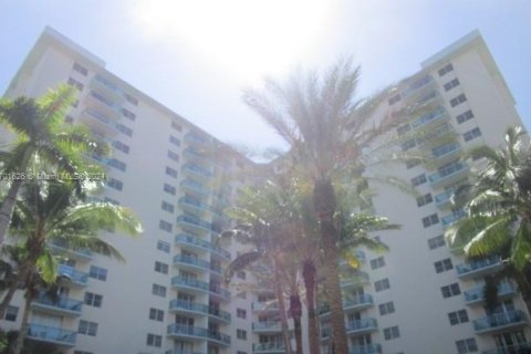Condo in Hollywood, Florida, 1 bedroom  № 1963312 - photo 1