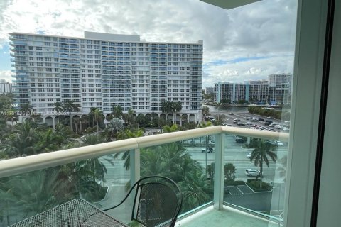 Condo in Hollywood, Florida, 1 bedroom  № 1963312 - photo 14