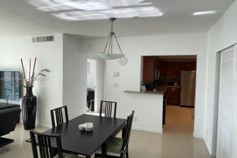 Condo in Hollywood, Florida, 1 bedroom  № 1963312 - photo 4