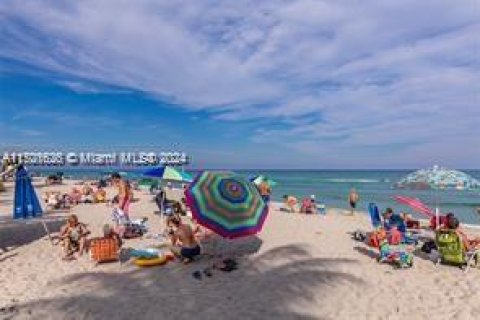 Condo in Hollywood, Florida, 1 bedroom  № 1963312 - photo 20