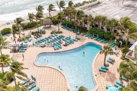 Condo in Hollywood, Florida, 1 bedroom  № 1963312 - photo 19