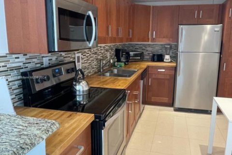 Condo in Hollywood, Florida, 1 bedroom  № 1963312 - photo 12