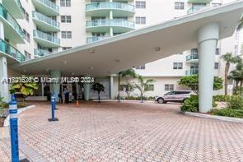 Condo in Hollywood, Florida, 1 bedroom  № 1963312 - photo 3
