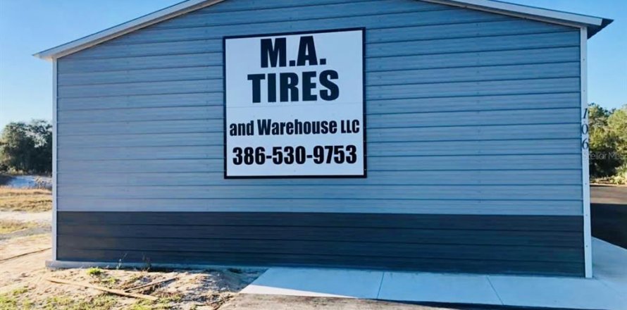 Commercial property in Crescent City, Florida № 1831815