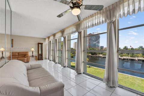 Condominio en venta en Hallandale Beach, Florida, 2 dormitorios, 139.35 m2 № 2087869 - foto 5