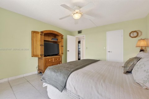 Condominio en venta en Hallandale Beach, Florida, 2 dormitorios, 139.35 m2 № 2087869 - foto 21