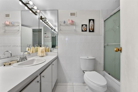 Condominio en venta en Hallandale Beach, Florida, 2 dormitorios, 139.35 m2 № 2087869 - foto 17