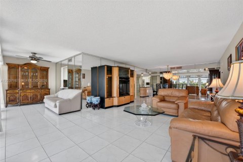 Condominio en venta en Hallandale Beach, Florida, 2 dormitorios, 139.35 m2 № 2087869 - foto 7