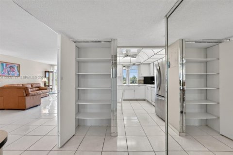 Condominio en venta en Hallandale Beach, Florida, 2 dormitorios, 139.35 m2 № 2087869 - foto 11