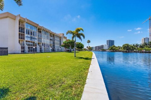 Condominio en venta en Hallandale Beach, Florida, 2 dormitorios, 139.35 m2 № 2087869 - foto 2