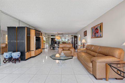 Condominio en venta en Hallandale Beach, Florida, 2 dormitorios, 139.35 m2 № 2087869 - foto 9