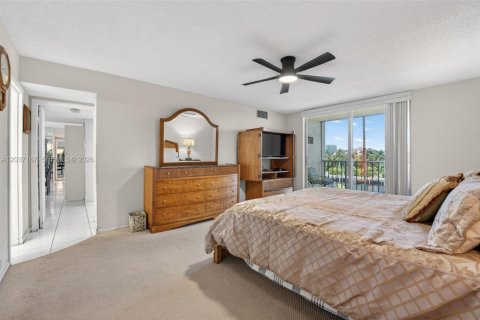 Condominio en venta en Hallandale Beach, Florida, 2 dormitorios, 139.35 m2 № 2087869 - foto 16