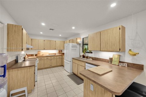 Купить виллу или дом в Уэст-Палм-Бич, Флорида 3 спальни, 154.59м2, № 1938675 - фото 14