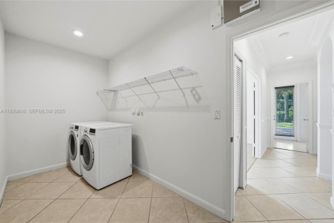 Снять в аренду виллу или дом в Мирамар, Флорида 5 спален, 274.15м2, № 1989805 - фото 26