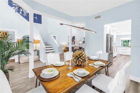 Townhouse in Saint Petersburg, Florida 3 bedrooms, 199.37 sq.m. № 2112255 - photo 9