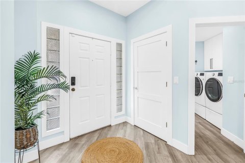 Townhouse in Saint Petersburg, Florida 3 bedrooms, 199.37 sq.m. № 2112255 - photo 17