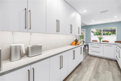 Townhouse in Saint Petersburg, Florida 3 bedrooms, 199.37 sq.m. № 2112255 - photo 19