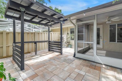 Townhouse in Saint Petersburg, Florida 3 bedrooms, 199.37 sq.m. № 2112255 - photo 23