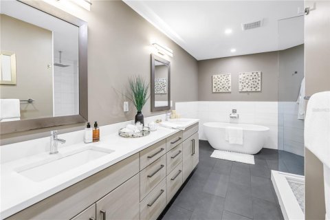Townhouse in Saint Petersburg, Florida 3 bedrooms, 199.37 sq.m. № 2112255 - photo 6